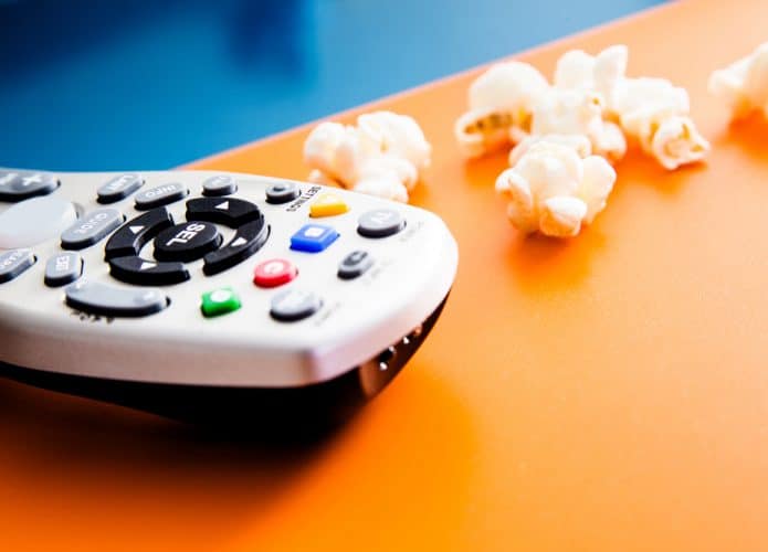 Imagem mostra um controle remoto de TV a cabo