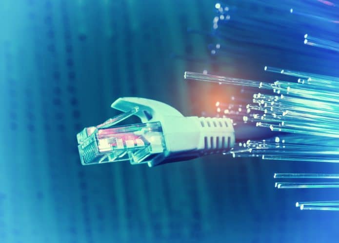 Cabo de rede com fibra ótica ao fundo