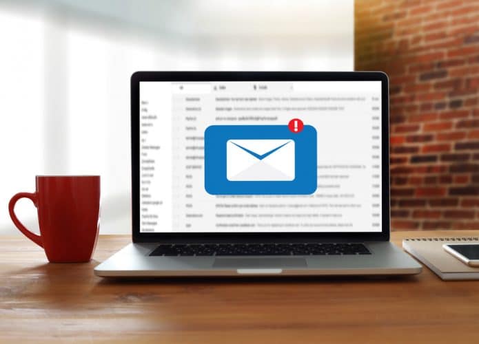 Notificação de e-mail exibida na tela de um computador