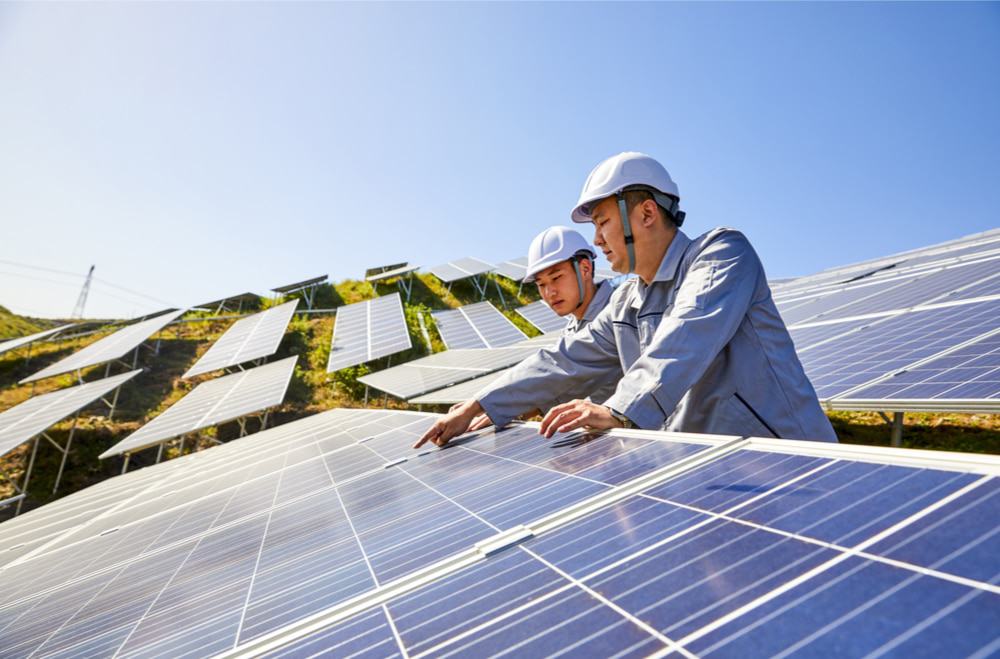 Imagem ilustra mostra engenheiros da China interagindo com uma estação de energia solar