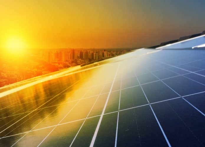 Imagem mostra o sol brilhando sob células de energia fotovoltaicas