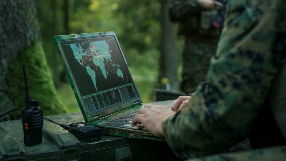 Armas baseadas em tecnologia satélite já existem, mas EUA pode ter desenvolvido uma "arma espacial" para adquirir supremacia fora da Terra. Na imagem, um laptop usado por um soldado camuflado