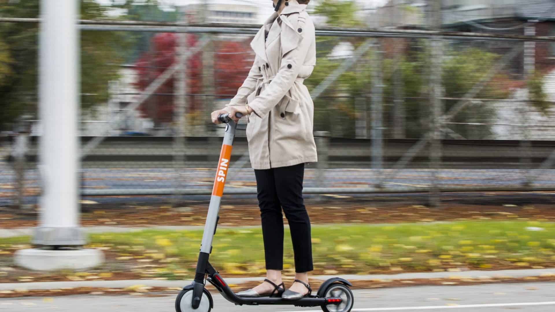 Pessoa usando uma scooter Spin, que agora está integrada ao Google Maps