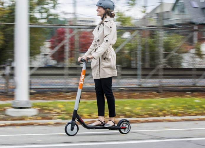 Pessoa usando uma scooter Spin, que agora está integrada ao Google Maps