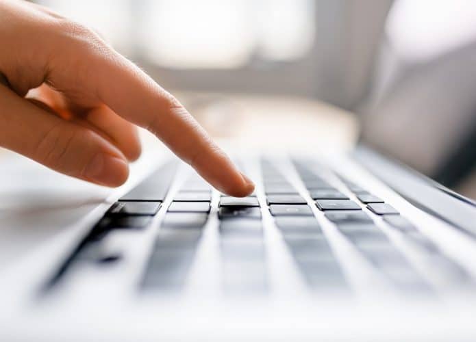 mão tocando em teclado
