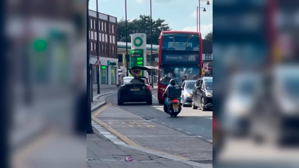 tesla batendo em ônibus na rua