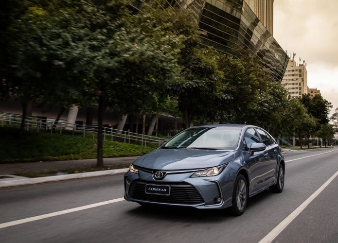 Toyota Corolla 12ª geração azul no meio de uma rodovia