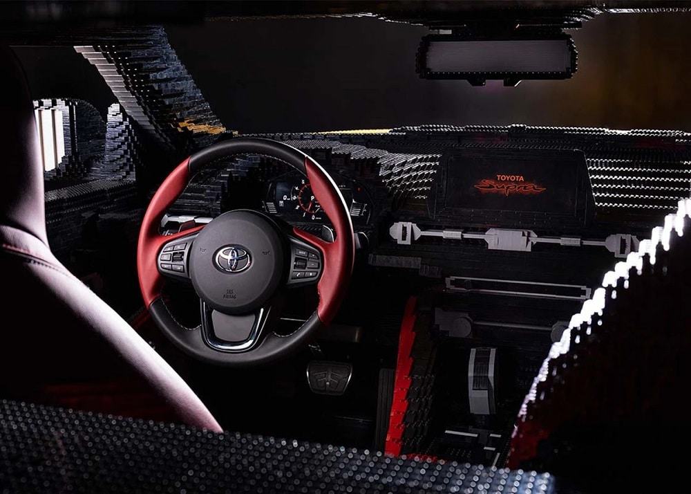 Parte interna do Toyota Supra Lego