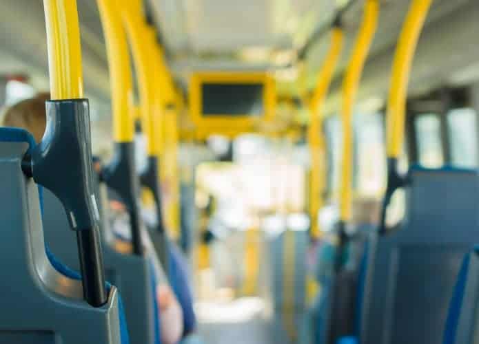 Foto do interior de um ônibus do transporte público