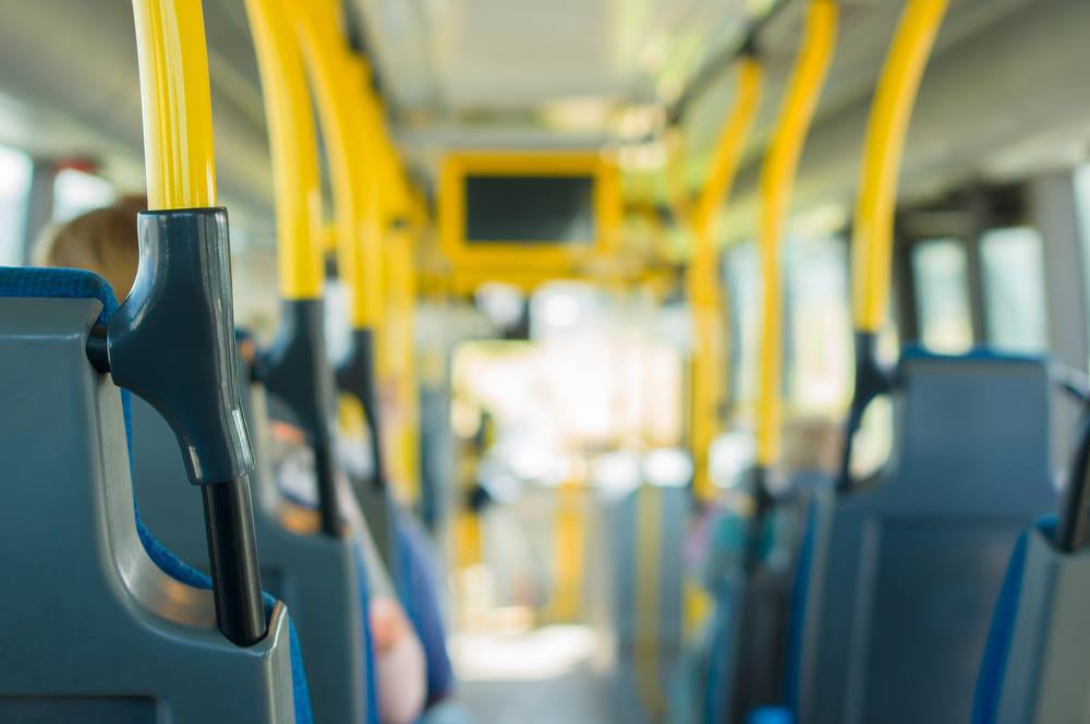 Foto do interior de um ônibus do transporte público