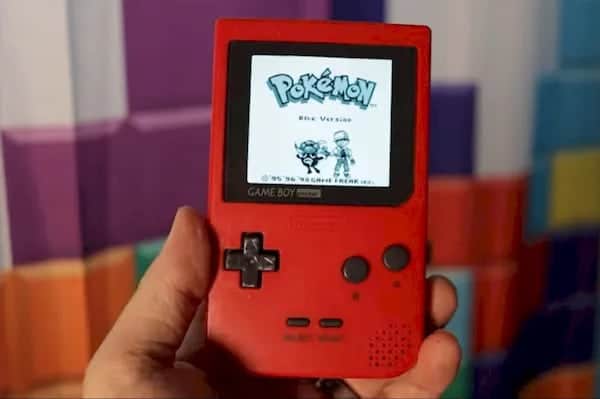 Um Game Boy Pocket com um painel solar integrado já é possível. Imagem: Youtube/Reprodução