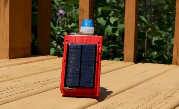 Um Game Boy Pocket com um painel solar integrado já é possível. Imagem: Youtube/Reprodução