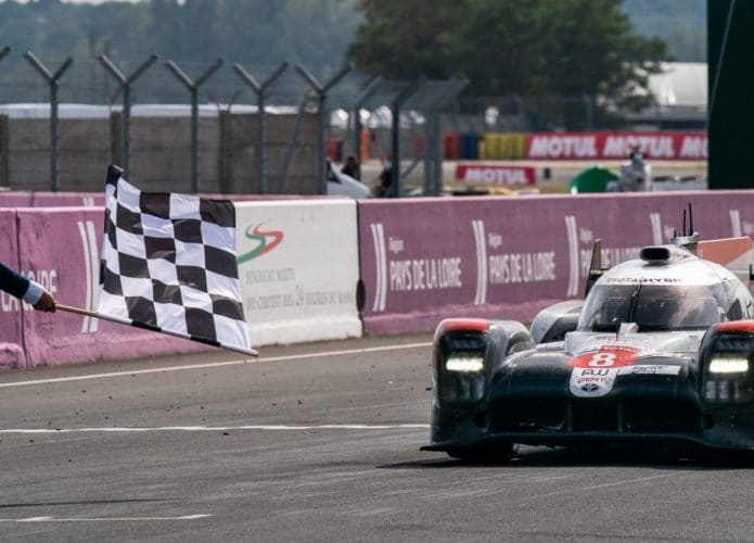 carro de corrida da Toyota vencendo a Le Mans de 2020