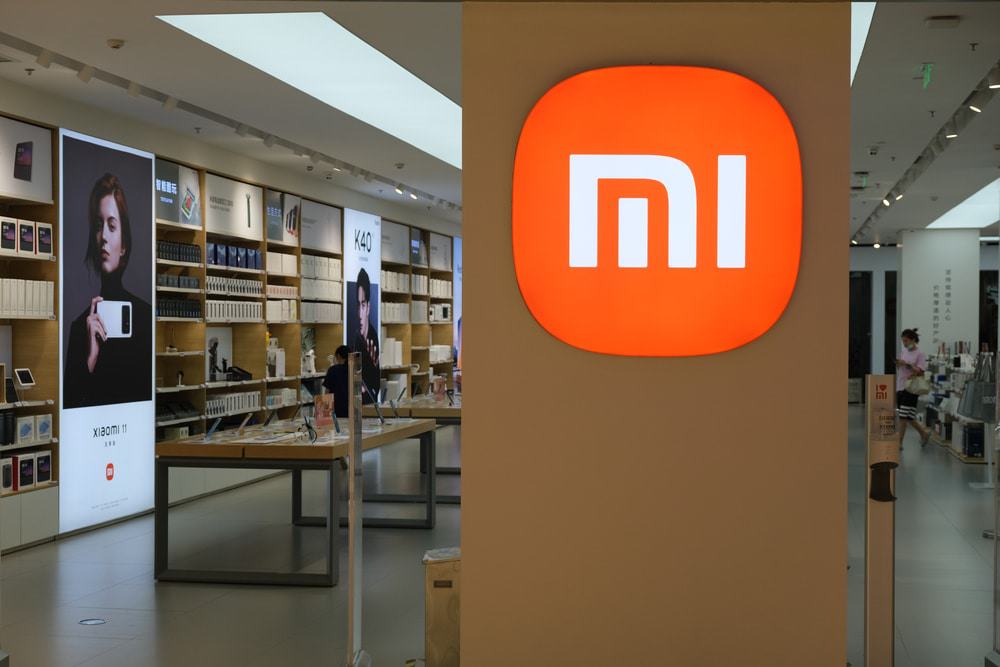 Logo da Xiaomi em uma Xiaomi Store