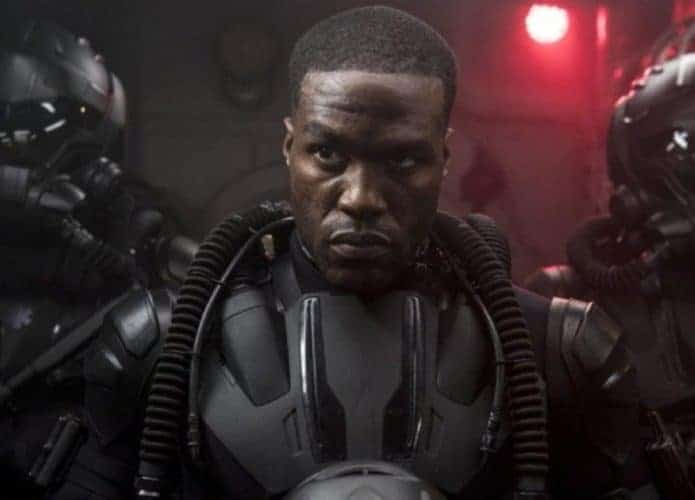 Foto mostra o ator Yahya Abdul-Mateen II caracterizado como o vilão Arraia Negra, sem o capacete característico do personagem