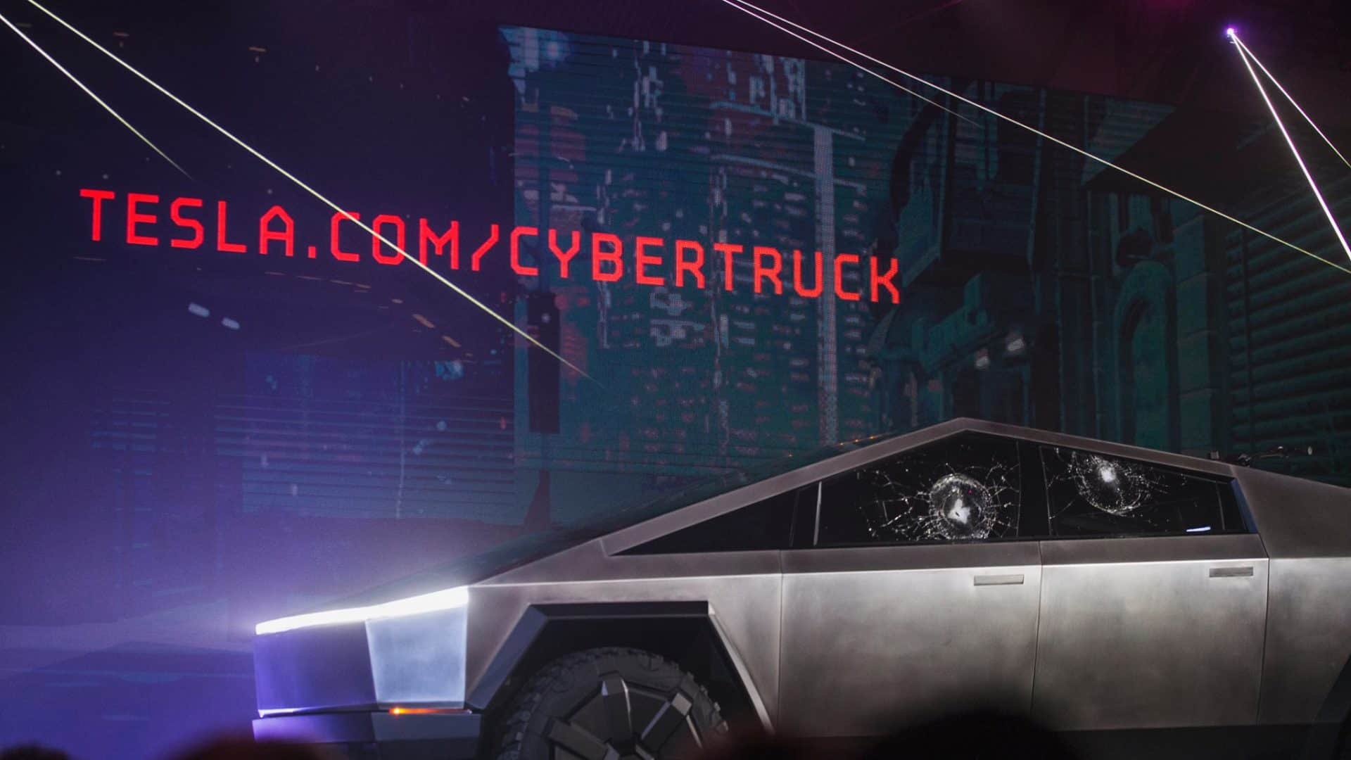 Tesla Cybertruck com janela quebrada
