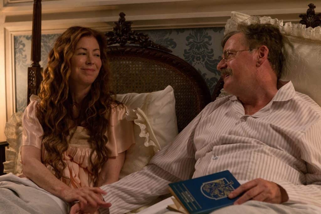 Aidan Quinn (Theodore Roosevelt) e Dana Delany (Edith Roosevelt) em 'O Hóspede Americano', minissérie da HBO Max. Imagem: Helena Gentil Barreto/HBO