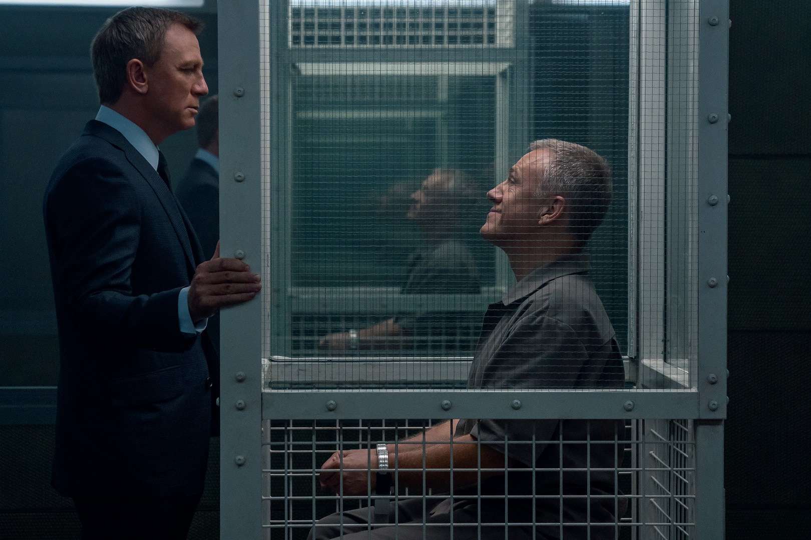 James Bond (Daniel Craig) encara Blofeld (Christoph Waltz) em '007 - Sem Tempo Para Morrer'. Imagem: Nicola Dove/MGM