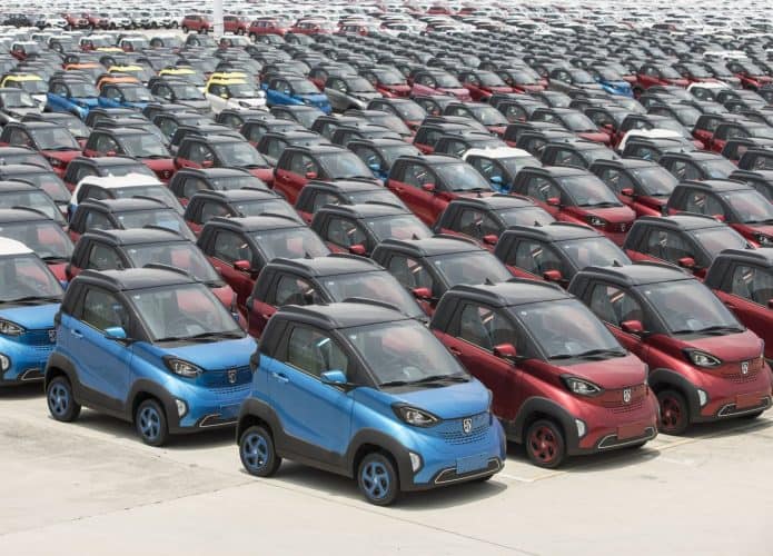 Pátio cheio de carros do modelo Baojun E100