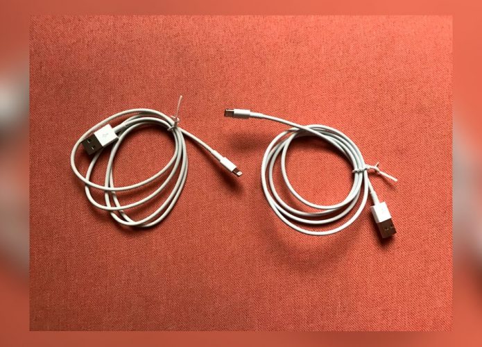dois cabos USB enrolados, um ao lado do outro, sob um tapete, sendo que apenas um deles rouba senhas
