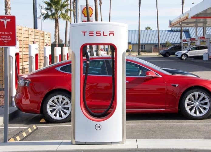Carro da Tesla sendo carregado
