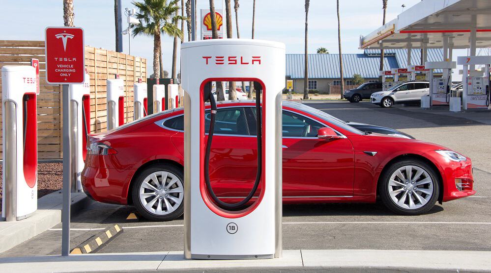 Carro da Tesla sendo carregado