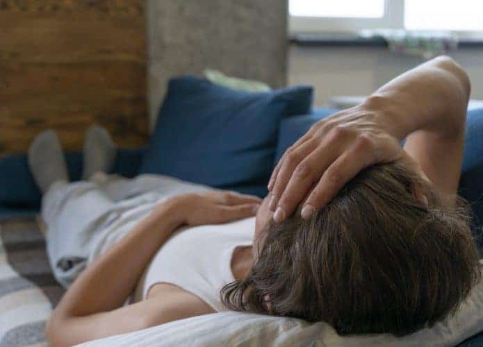 Disautonomia e covid longa homem deitado cansado
