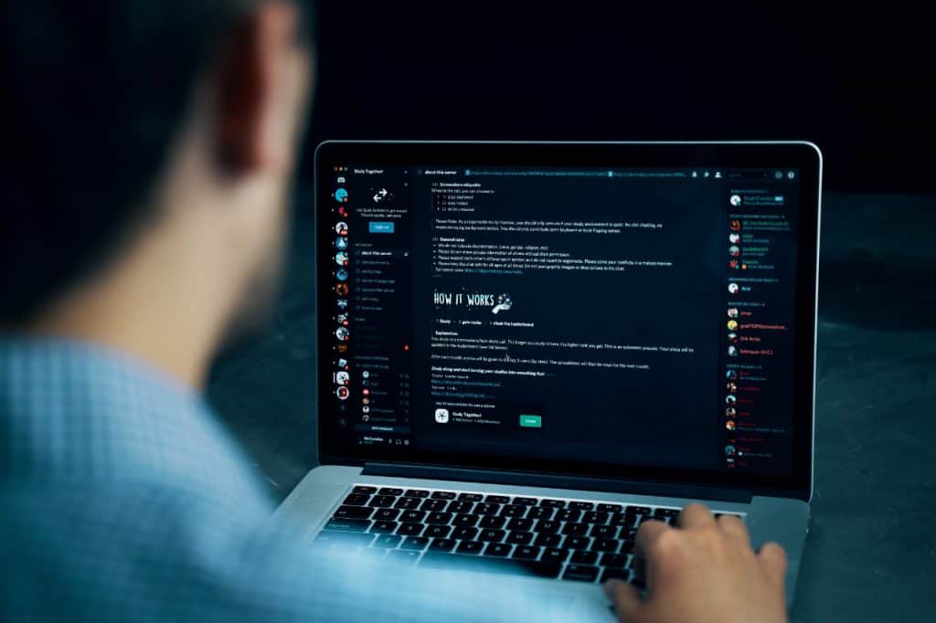 Rede social Discord recebe alto investimento e atinge valor de mercado bilionário. Imagem: Konstantin Savusia/iStock