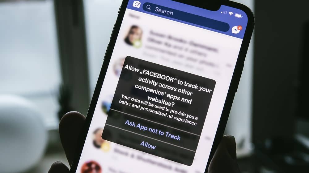 Facebook reclama que mudanças de privacidade da Apple está prejudicando seus negócios. Imagem: Audio Und Werbung/iStock
