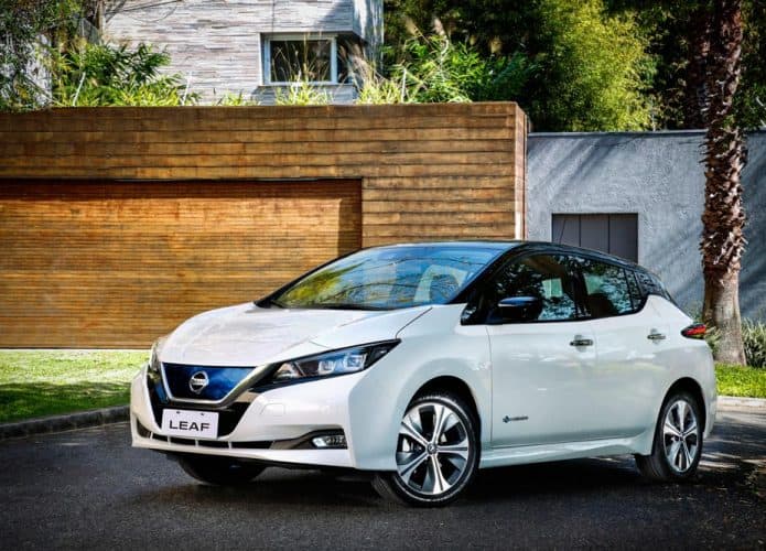 carro Nissan Leaf estacionado na frente de muro alto