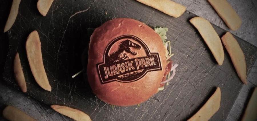 Hambúrguer com a logomarca do filme Jurassic Park