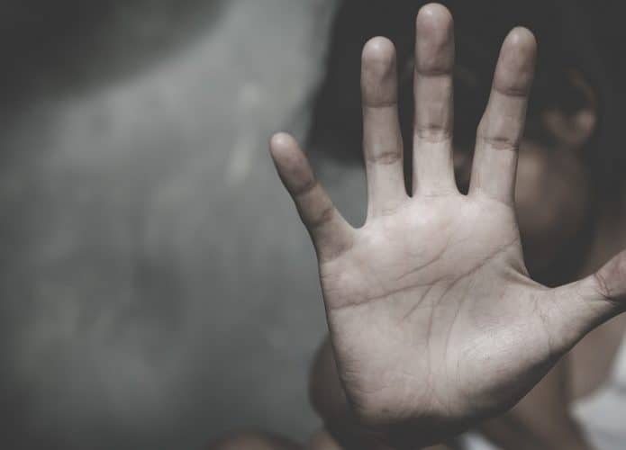 Mulher pedindo basta para a violência