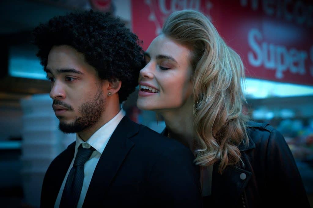 Jorge Lengeborg Jr. como Benny e Lucy Fry como Zoe em 'As Passageiras' ('Night Teeth'). Imagem: Kat Marcinowski/Netflix