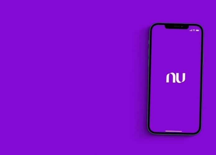 Celular com logo da Nubank