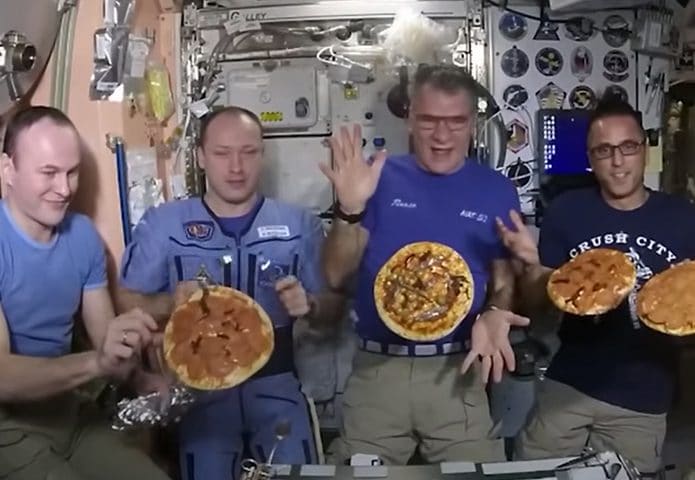 Pizza-ISS-695x480
