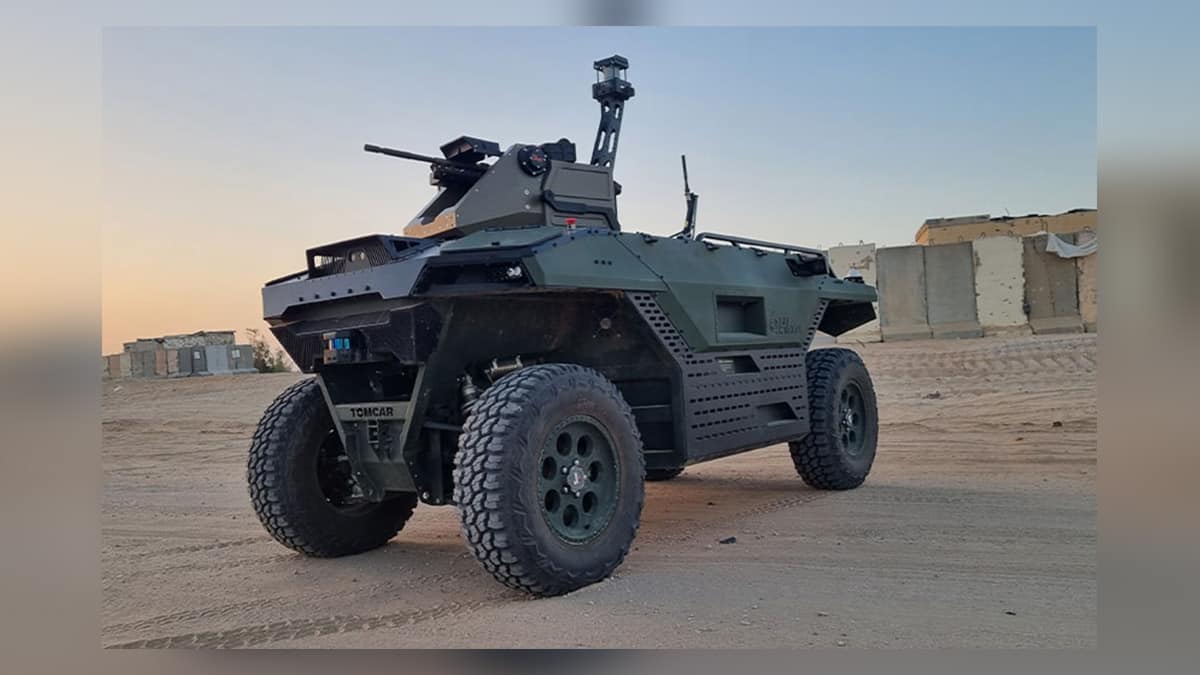 veículo com metralhadora estacionado no deserto