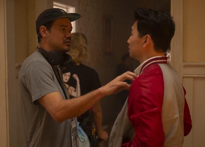 Diretor Destin Daniel Cretton e Simu Liu no set de 'Shang-Chi e a Lenda dos Dez Anéis'. Imagem: Jasin Boland/Marvel Studios
