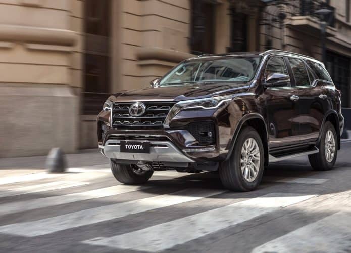 SW4, modelo 4x4 da Toyota | imagem mostra o utilitário esportivo da Toyota de cor preta rodando na rua asfaltada de uma cidade