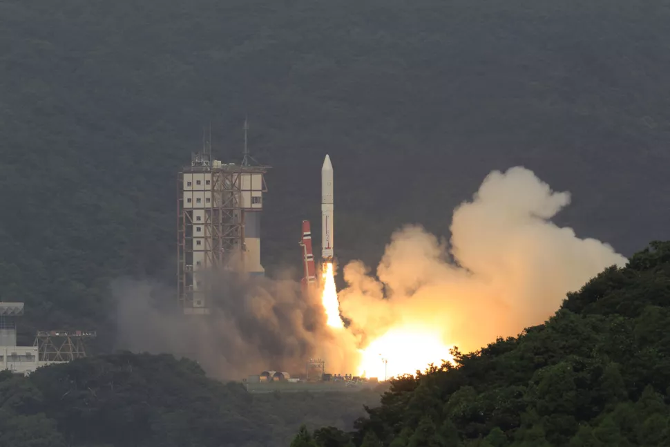 Imagem mostra um foguete Epsilon 9 durante lançamento, no Japão, em setembro de 2013