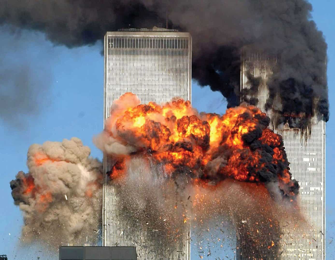 Foto mostra o momento em que o segundo avião se choca contra uma das duas torres gêmeas, em 11 de setembro de 2001