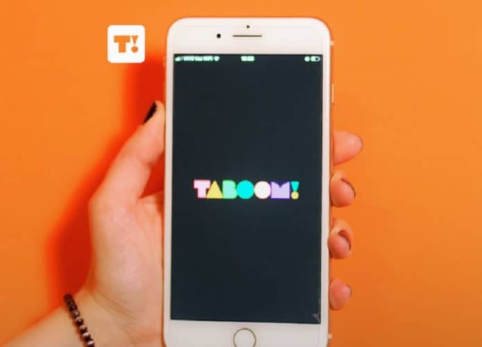 mão feminina segurando celular com logo Taboom