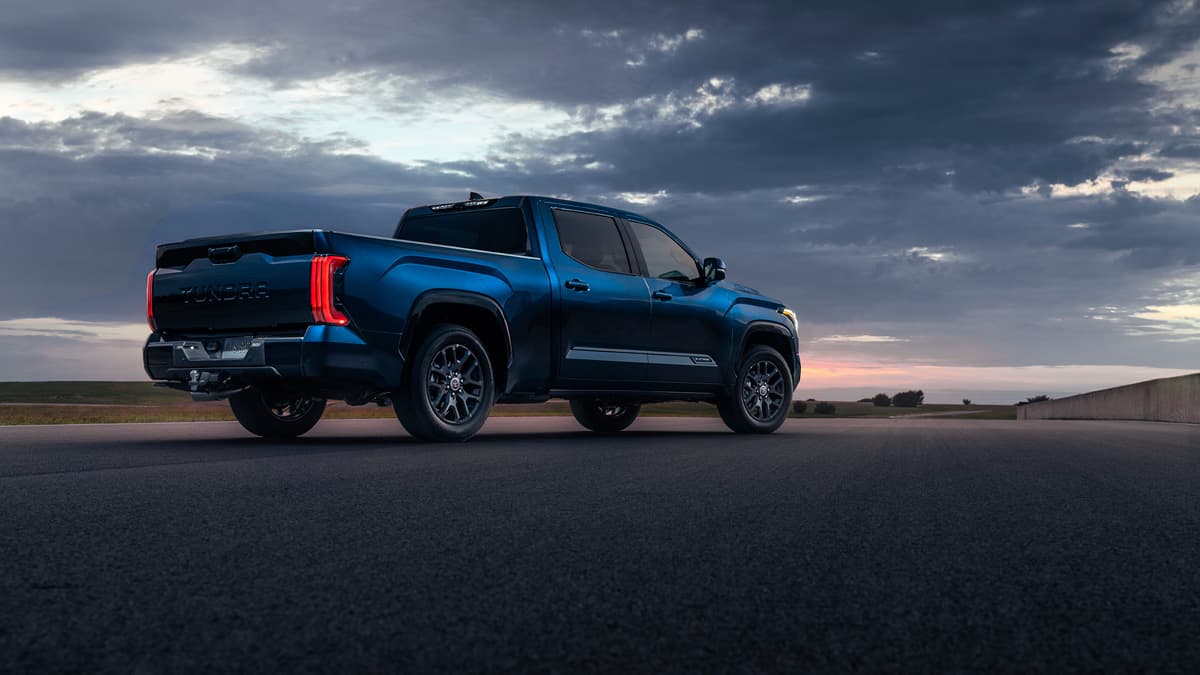picape Toyota Tundra estacionada na estrada diante de um fim de tarde