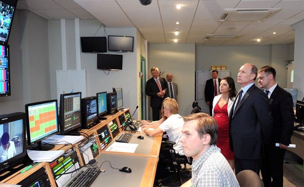 Vladimir Putin em visita à RT em 2013