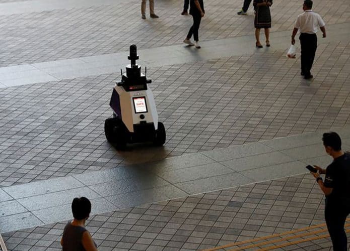 Singapura testa robôs policiais para monitorar população. Imagem: Reuters