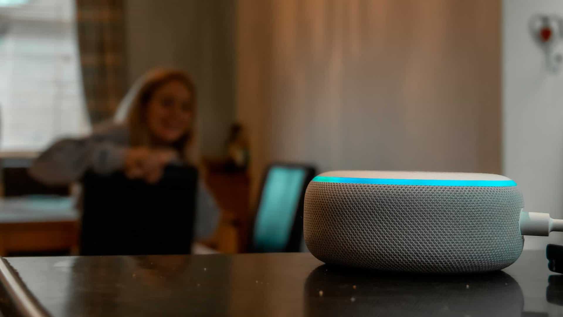 Alexa ganha atualização para falar mais alto em ambientes com barulho. Imagem: Tyler Nottley/Shutterstock