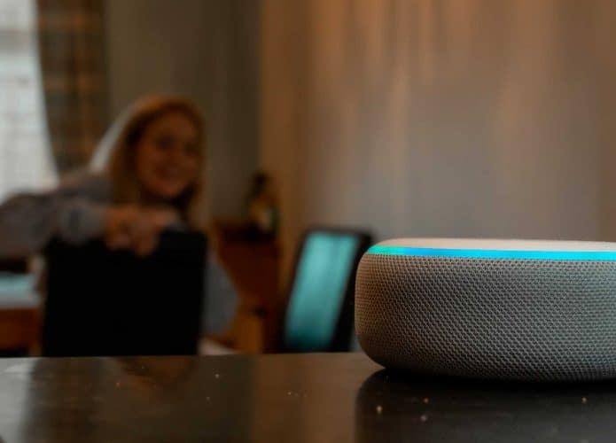 Alexa ganha atualização para falar mais alto em ambientes com barulho. Imagem: Tyler Nottley/Shutterstock
