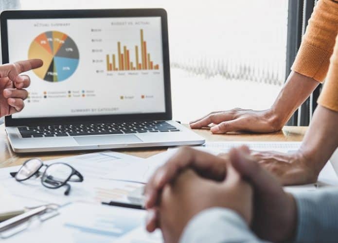 Pessoas conferindo a análise de dados em um computador