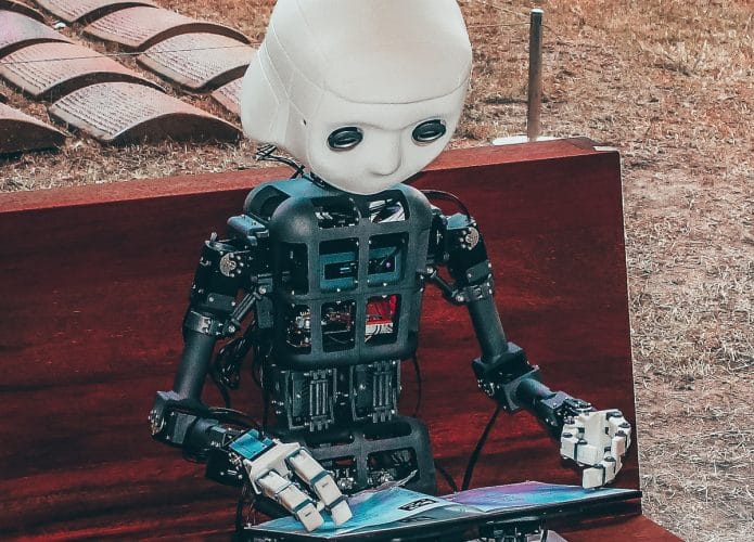 Robô humanoide lendo um livro