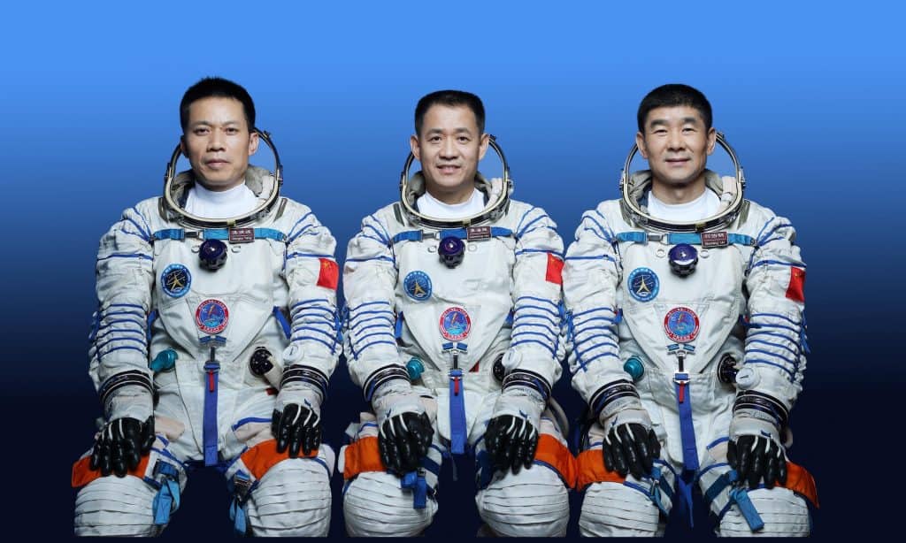 Os três astronautas da missão chinesa Shenzhou-12, da esquerda para a direita: Tang Hongbo, Nie Haisheng e Liu Boming