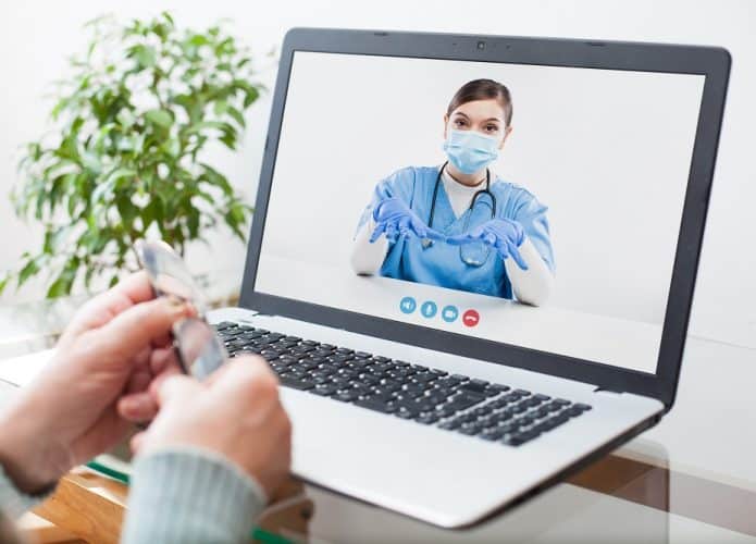 médica em atendimento on-line